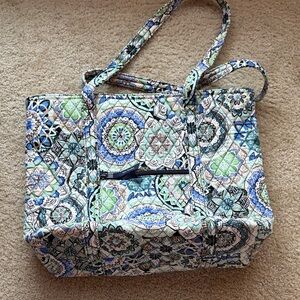 Vera Bradley large tote bag with zippers